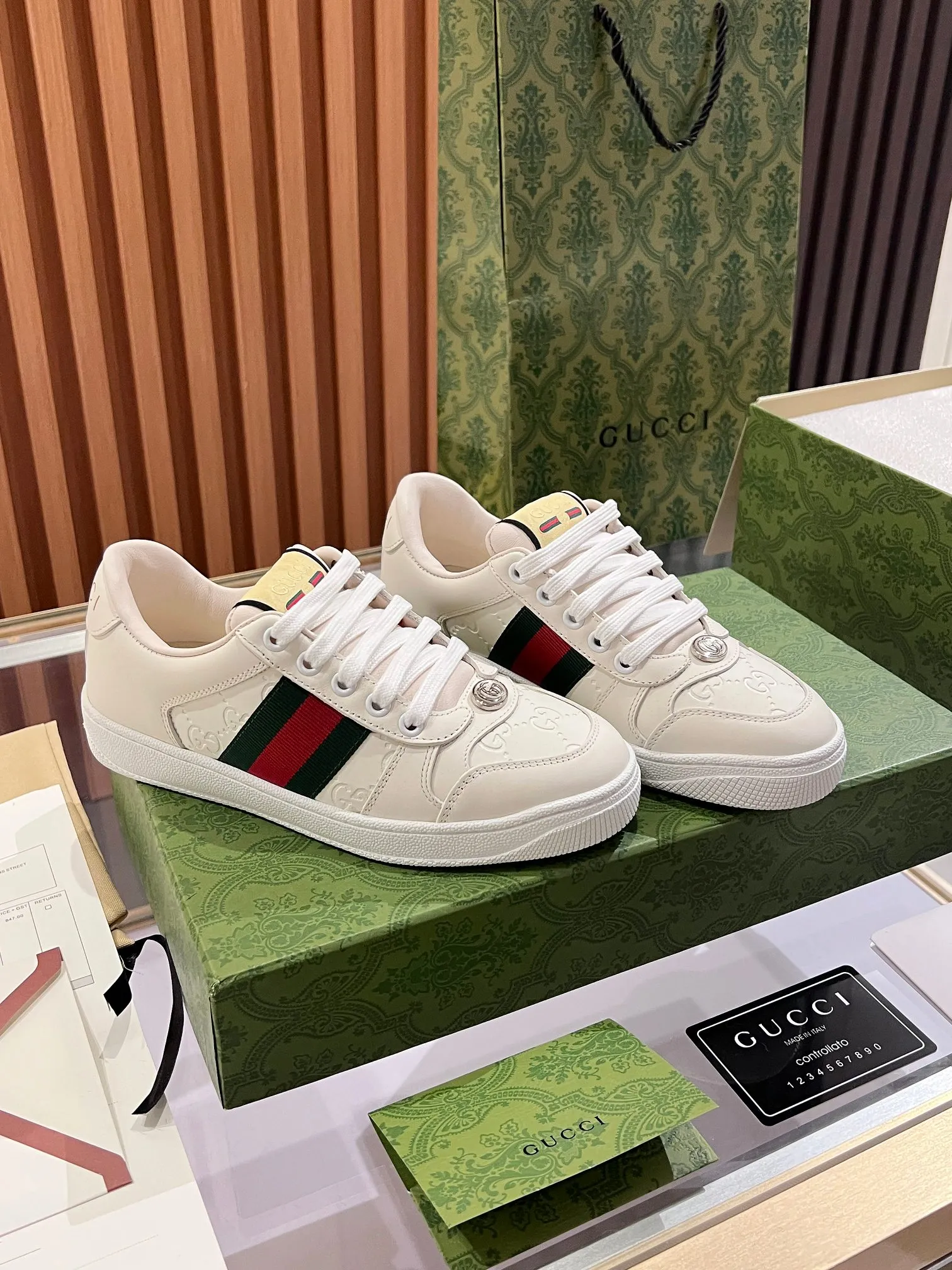 👟👟Ex-factory price 540👟👟 ⚡️Gucci Dirty Shoes Top factory quality, impeccable at the counter, the comfort is incredible. Retro distressed elements, washed retro logo on the tongue, metal double LOGO, 99% recognizable, full of Gucci elements; terry cloth lining, cowhide foot pads and 3mm latex are much more comfortable than real leather shoes. Environmentally friendly TPU wear-resistant outsole, soft and elastic. The inside of the tongue is made of imported elastic bands, which have great tension and won't strangle your feet. I don't develop the shoes without the original version. Only by getting the original version can the shoes be accurate and beat the market version instantly. Every stitch and every stitch is very tight and full. The debugging process is the most painstaking and requires no less than a hundred modifications before it is adjusted to the perfect state so that it can be worn comfortably by all foot types! Size 35-40 women’s model)